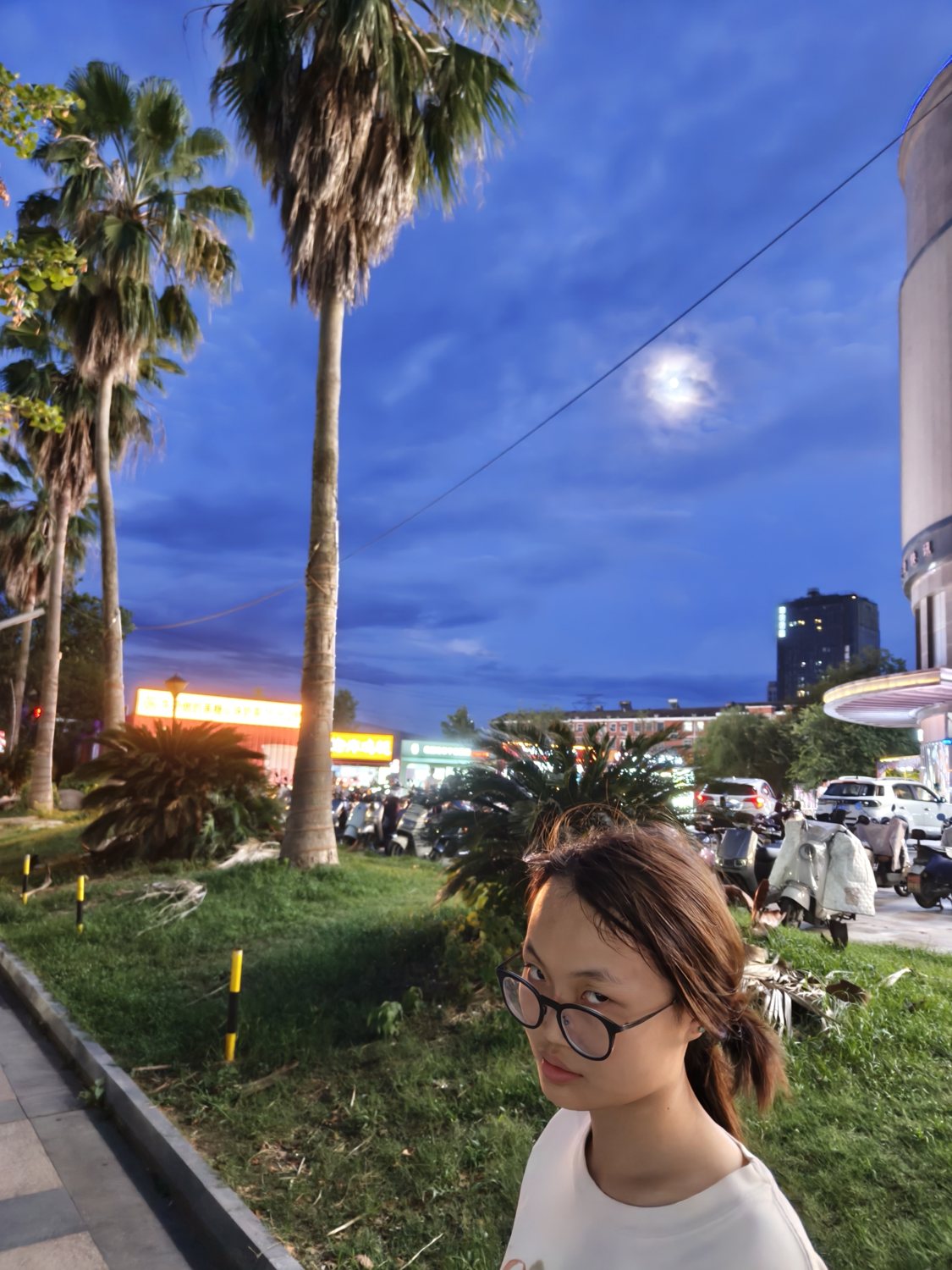 钟宁身后的夜色和晚霞