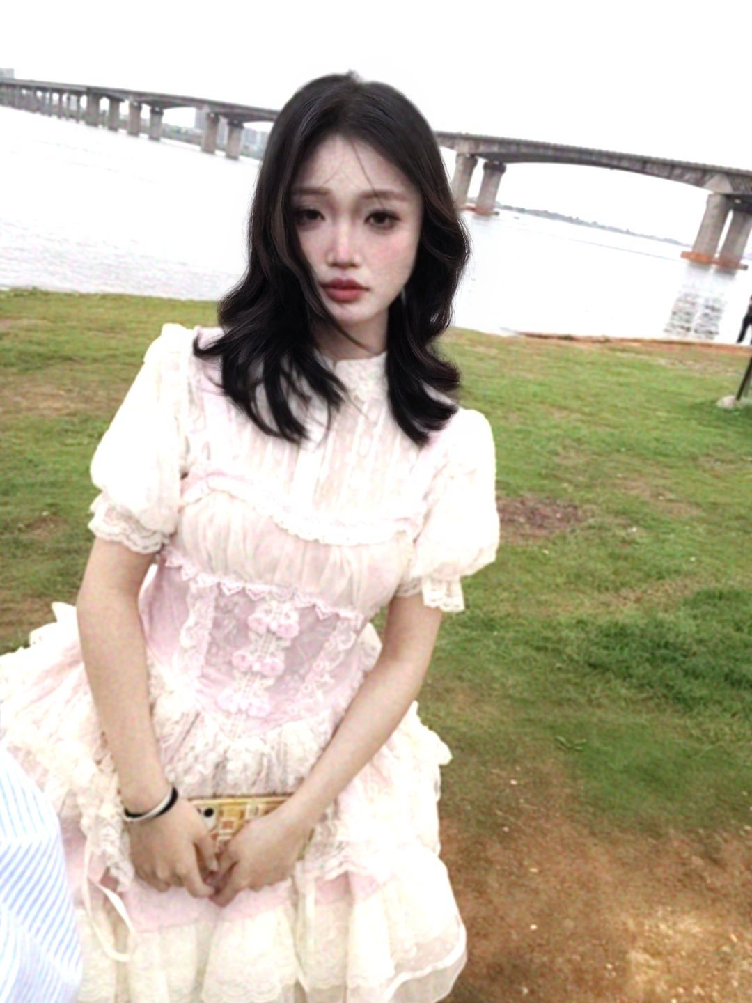 穿粉色裙子的钟宁站在水边