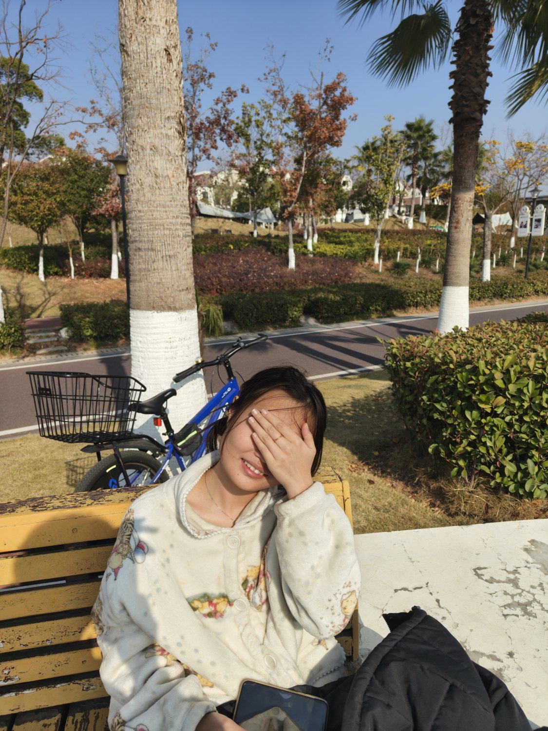 钟宁坐在阳光里的照片