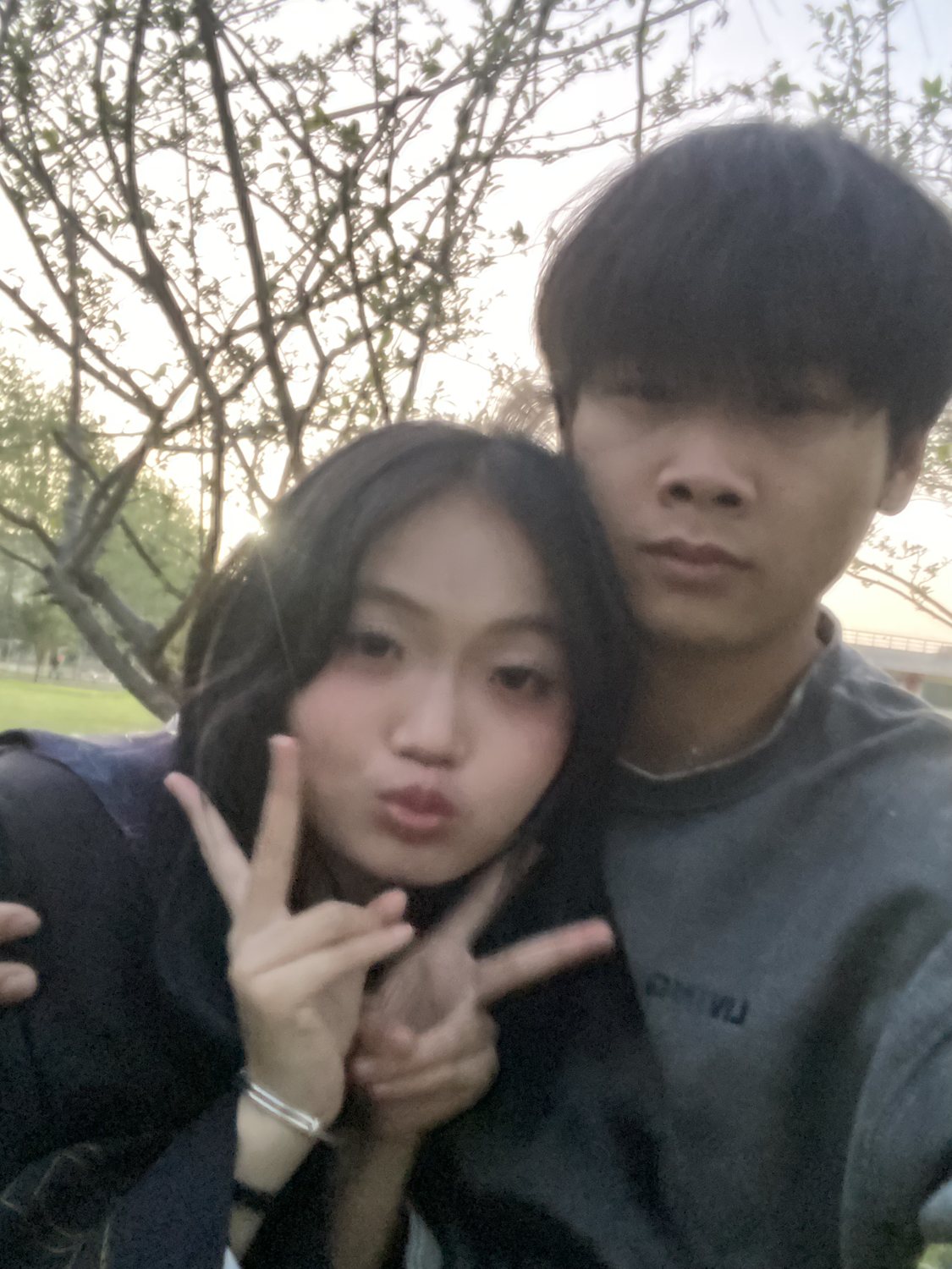 钟宁和郑仁清的树下合照